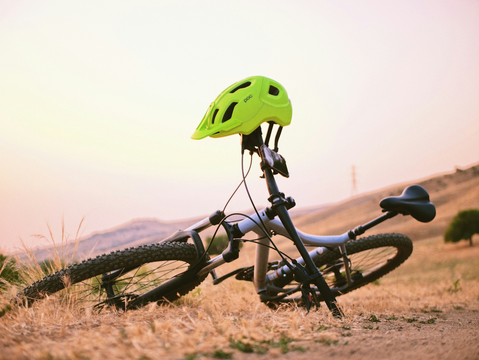 Come capire se un casco da bici o sci è da sostituire dopo una caduta (anche senza danni visibili)